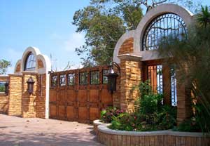 The community has an impressive approach with a large automatic gate and guardhouse.